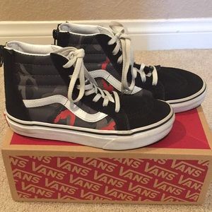 Boys Sk8-Hi Zip Vans black/racing red camo 1.5